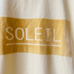 Gul t-shirt med texten SOLEIL