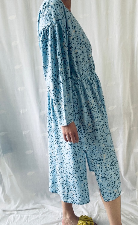 Weekday fladdrig ljusblå klänning