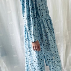 Weekday fladdrig ljusblå klänning