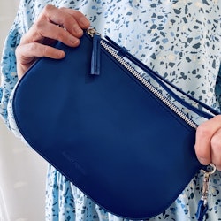 Kornblå väska med avtagbar axelrem