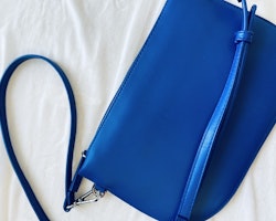 Kornblå väska med avtagbar axelrem