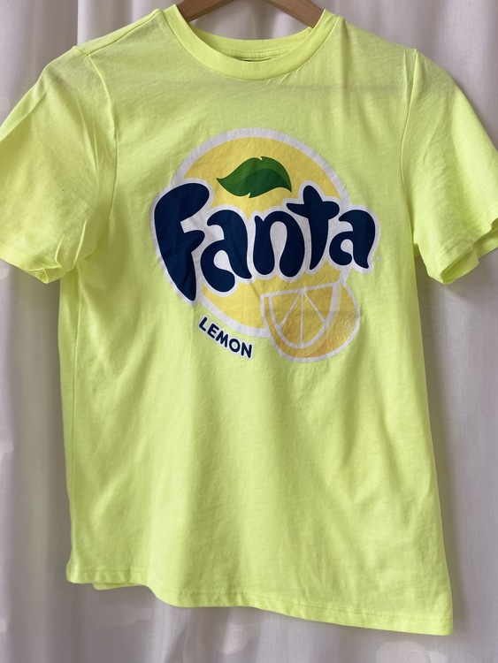 Gul t-shirt med Fanta-tryck
