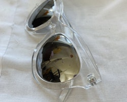 Solglasögon med båge i transparent plast