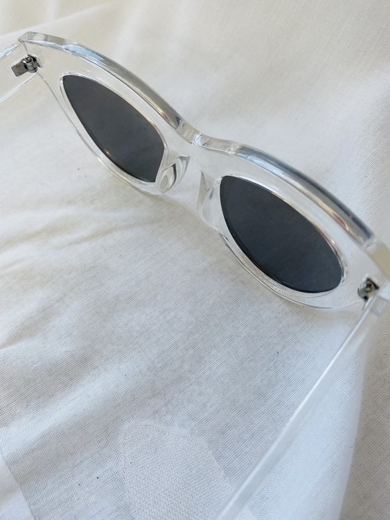 Solglasögon med båge i transparent plast