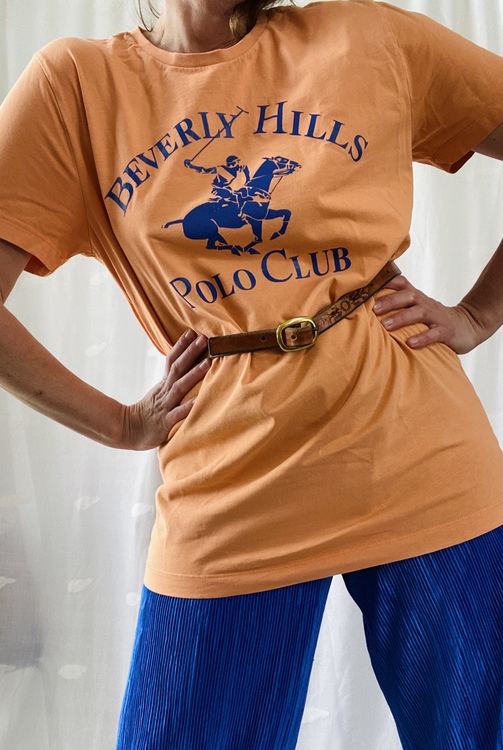 Orange t-shirt med blått tryck av polohäst