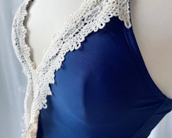 Marinblå baddräkt med vit spets - nyskick