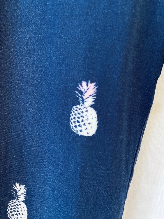 Blå byxor med mönster av ananaser