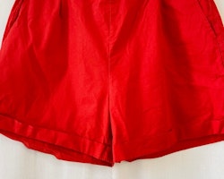 Röda bomullsshorts med fickor och resårmidja