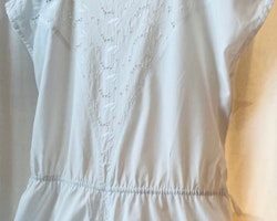 Vit vintageklänning med detaljer i broderie anglais