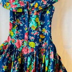 80-tals-klänning med blommor och volanger
