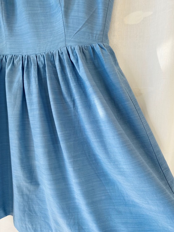 Ljusblå klänning med cut-out i ryggen