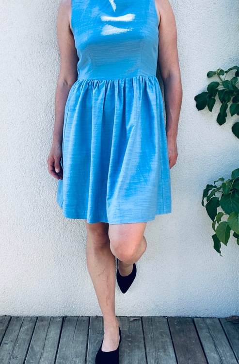 Ljusblå klänning med cut-out i ryggen