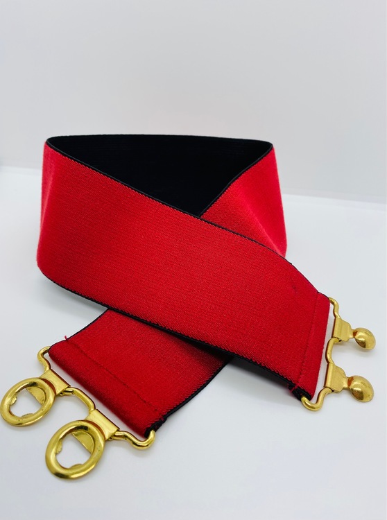 Rött elastiskt skärp med guldspänne