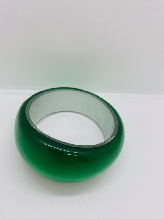 Maffigt armband i skimrande grönt