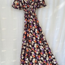 Vintage klänning med markerad midja
