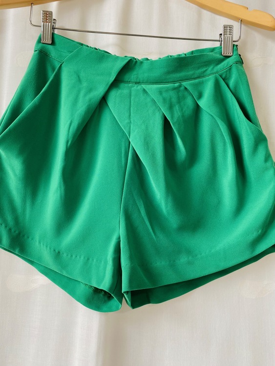 Gröna shorts med veckad front