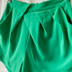 Gröna shorts med veckad front