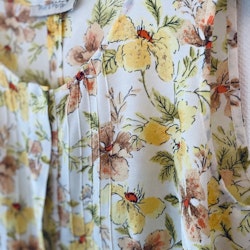 Vintage linne med gula blommor