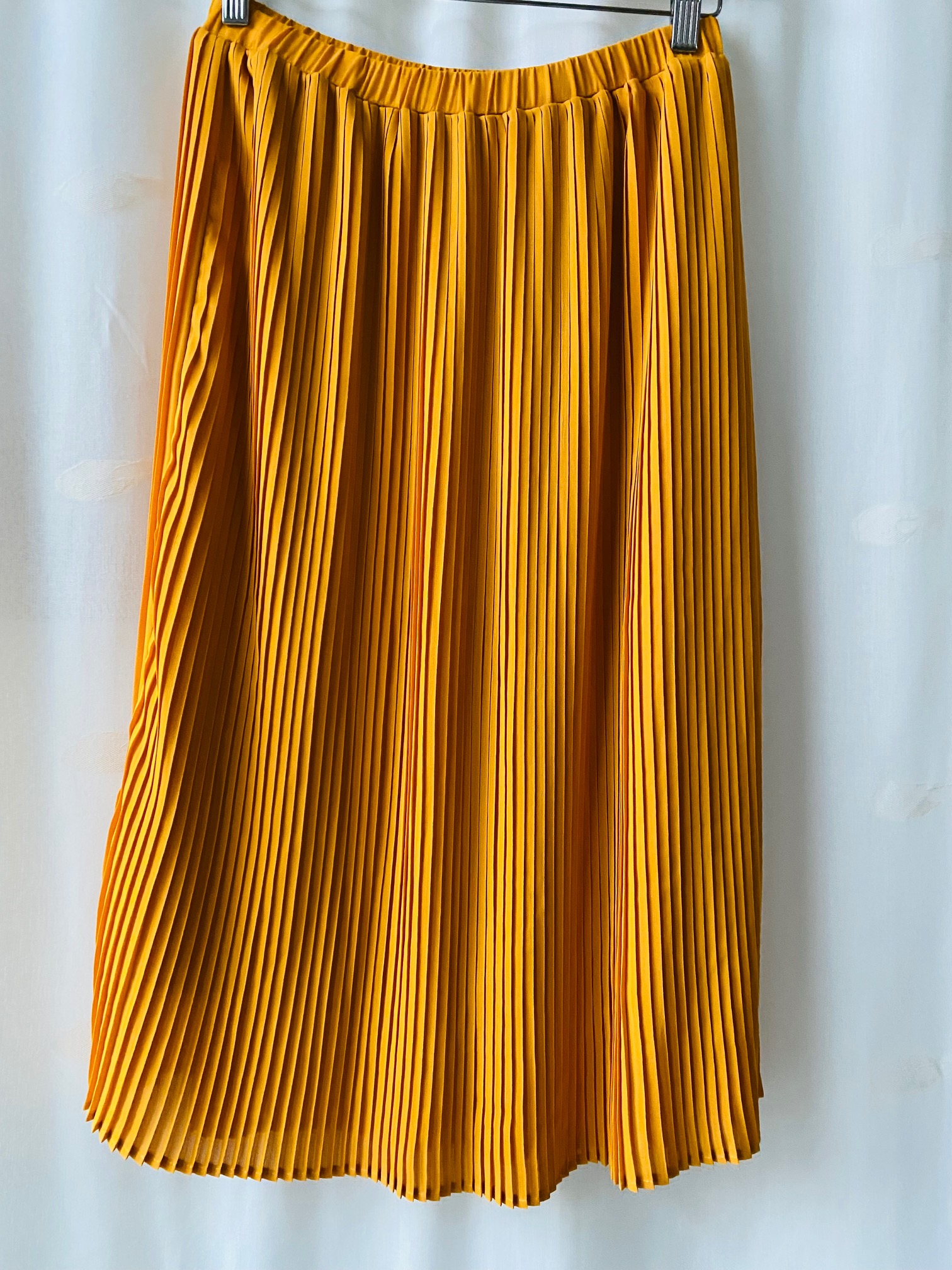 Orange plisserad kjol