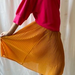 Orange plisserad kjol