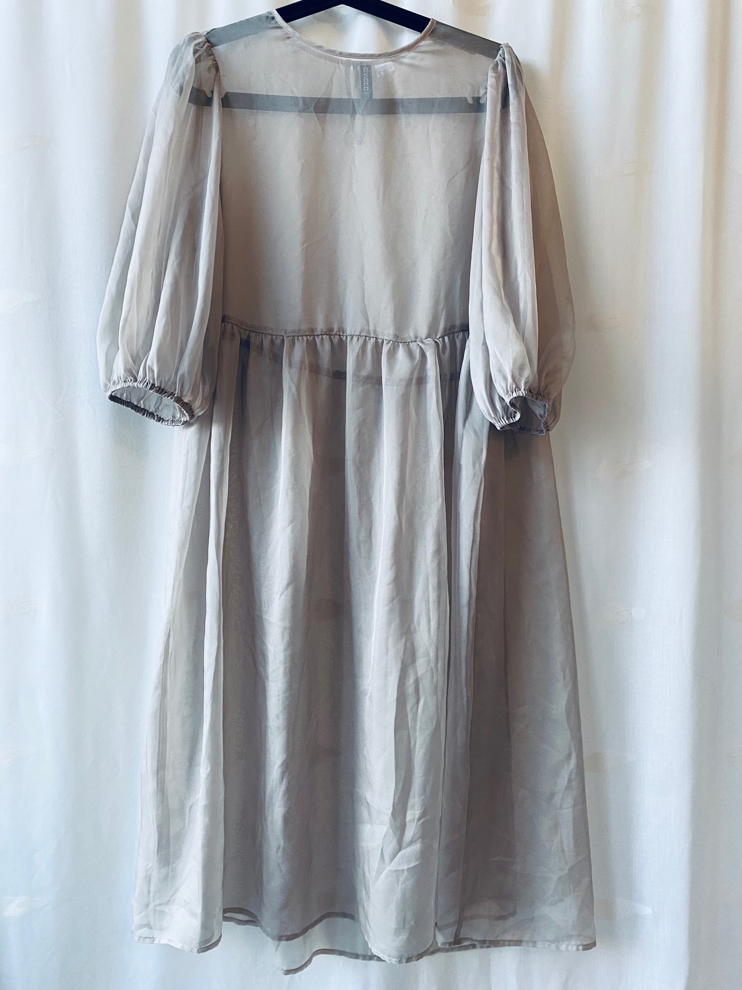 Transparent klänning med puffig ärm