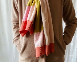 Lång och bred halsduk i gult och rosa