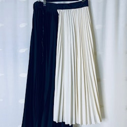 Plisserad kjol i svart och vitt