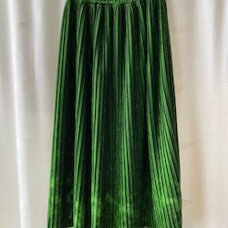 Grön glittrig plisserad kjol