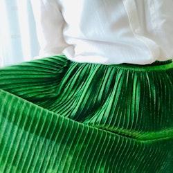 Grön glittrig plisserad kjol