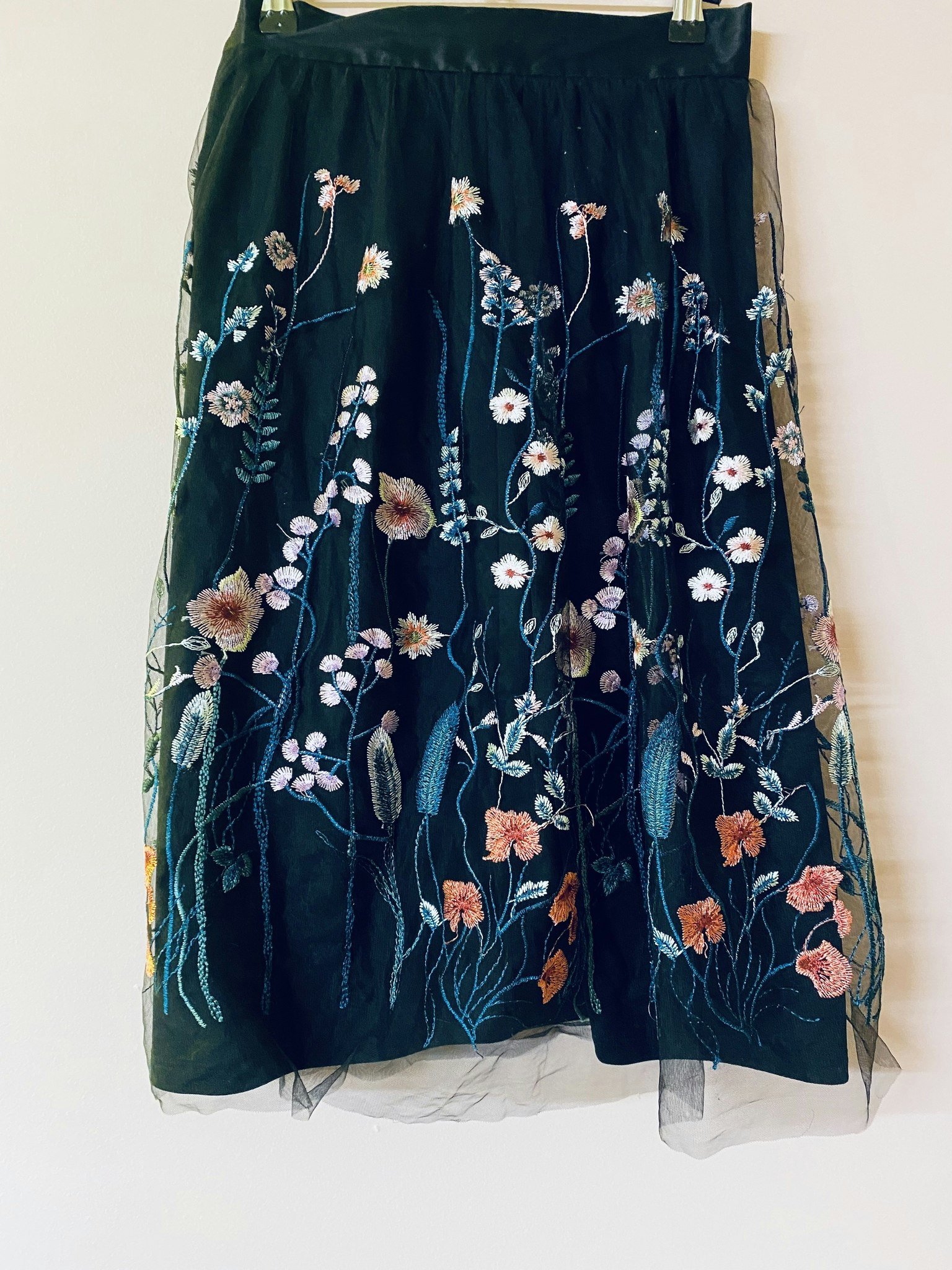 Svart kjol med broderade blommor och tyll - Em's Second Hand AB