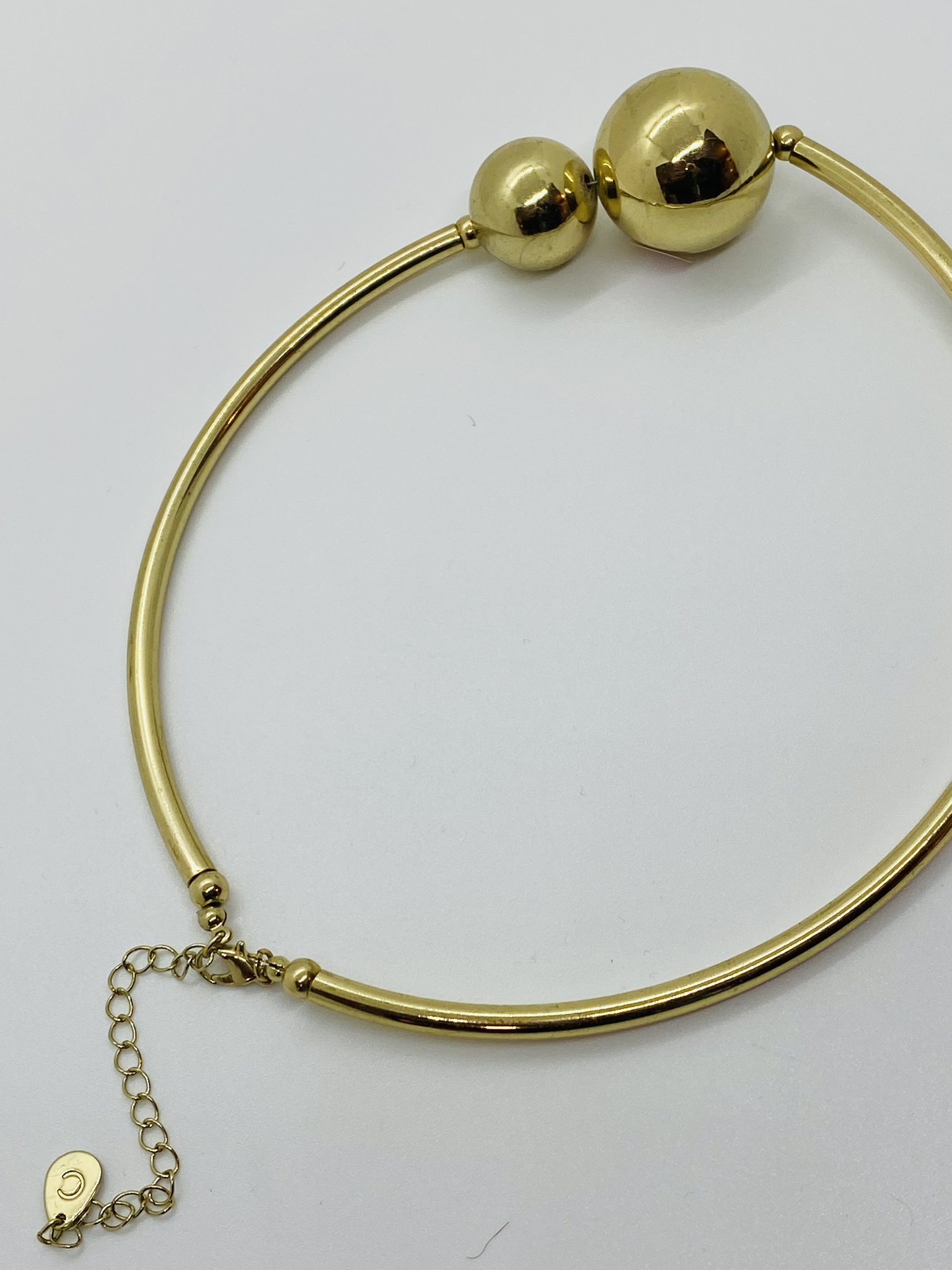 Halsband med guldfärgade kulor
