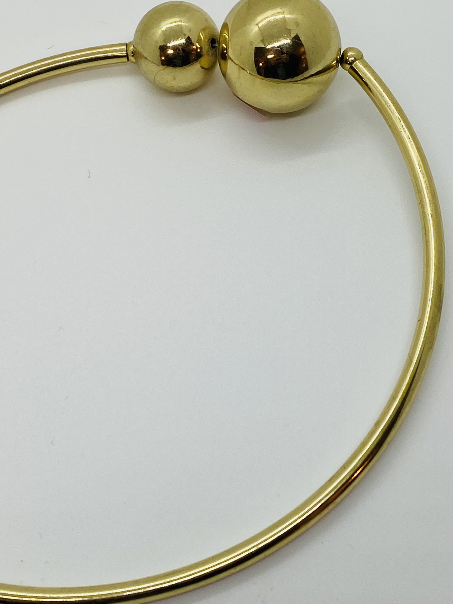 Halsband med guldfärgade kulor