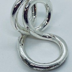 Silverfärgad snurrig ring