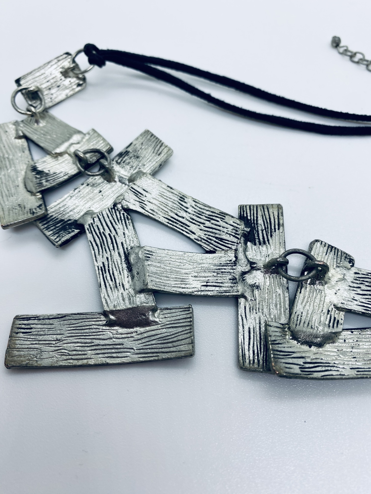 Halsband i läder och silvermetall