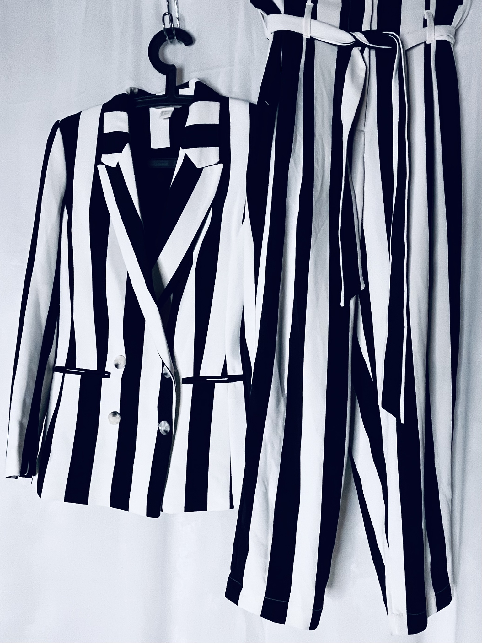 Randig kostym i svart och vitt