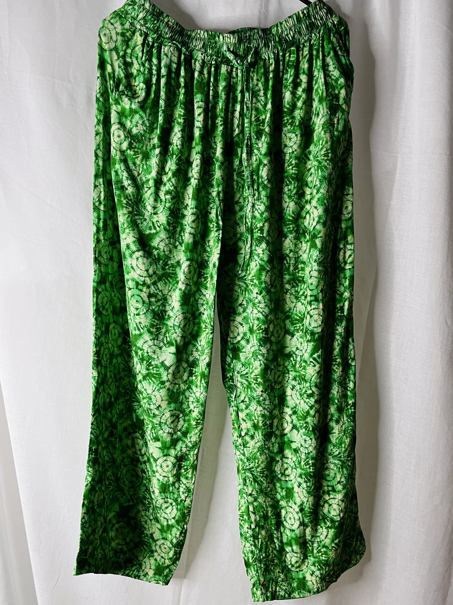 Gröna byxor med batik