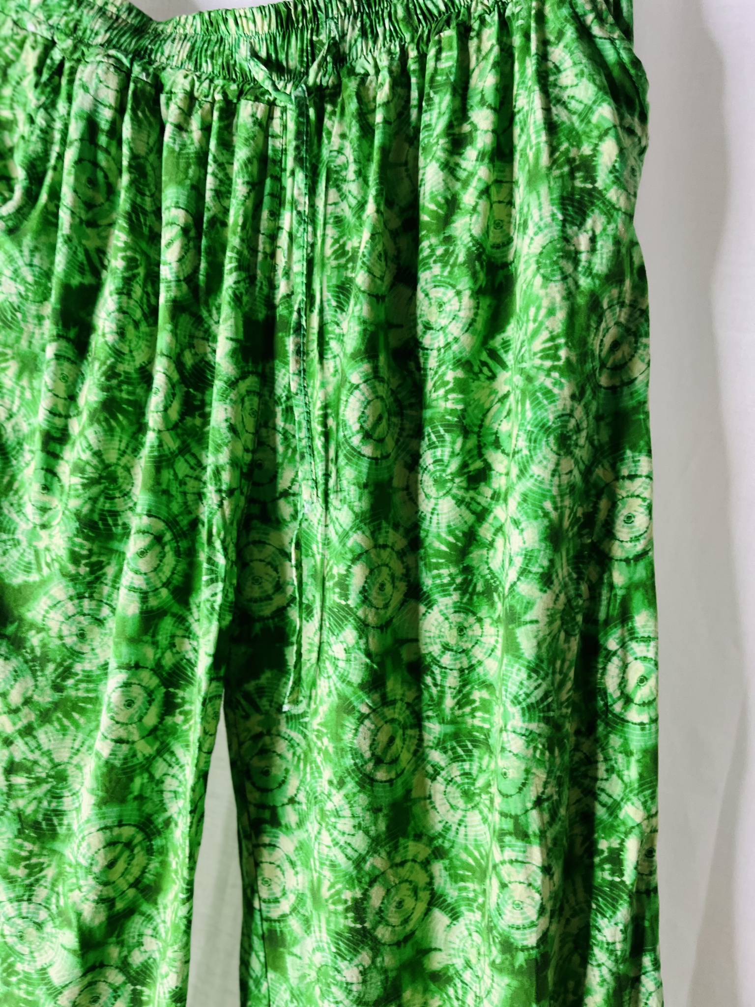 Gröna byxor med batik