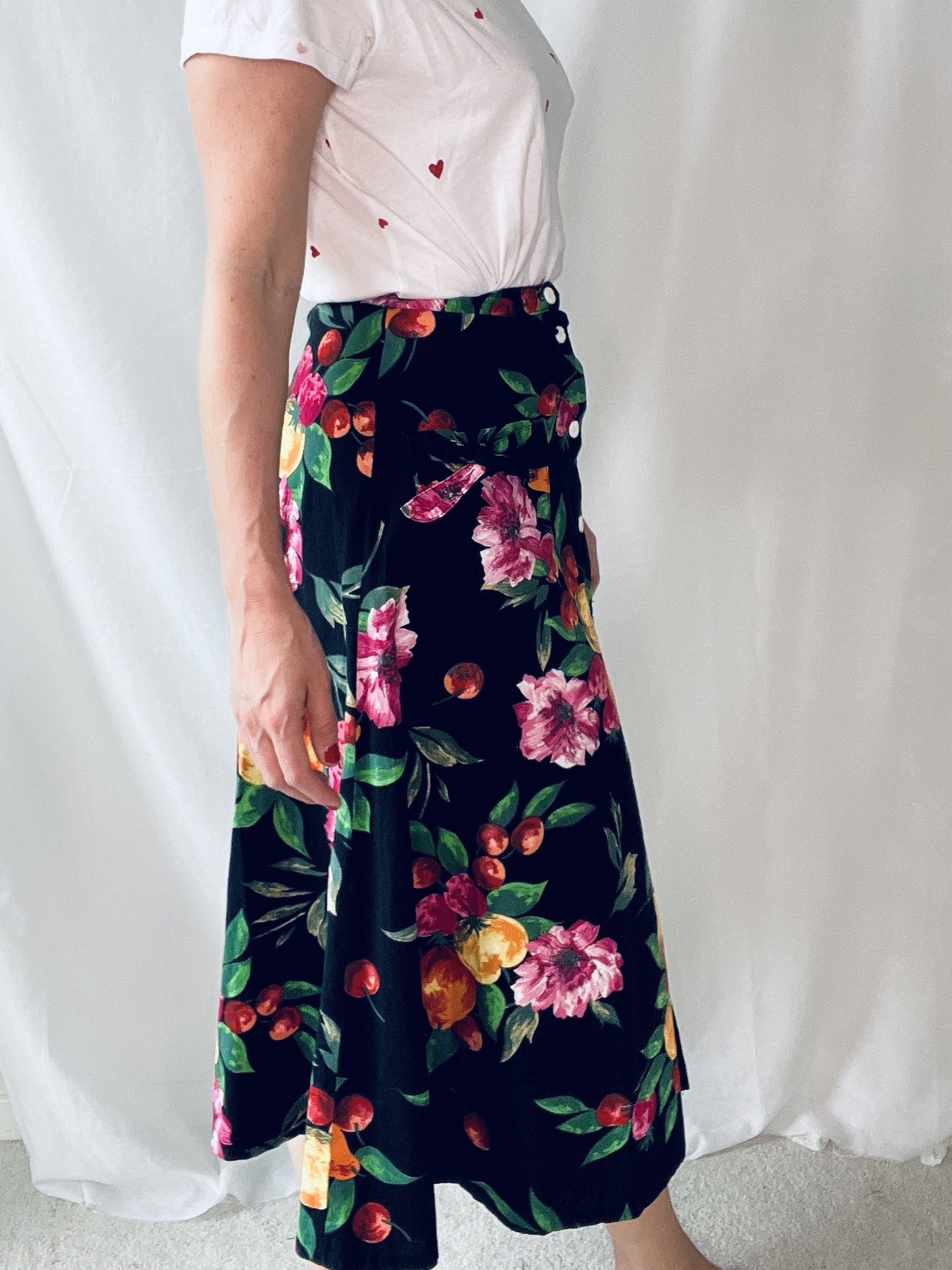 Vintage kjol med blommor och frukt