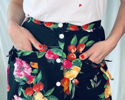 Vintage kjol med blommor och frukt