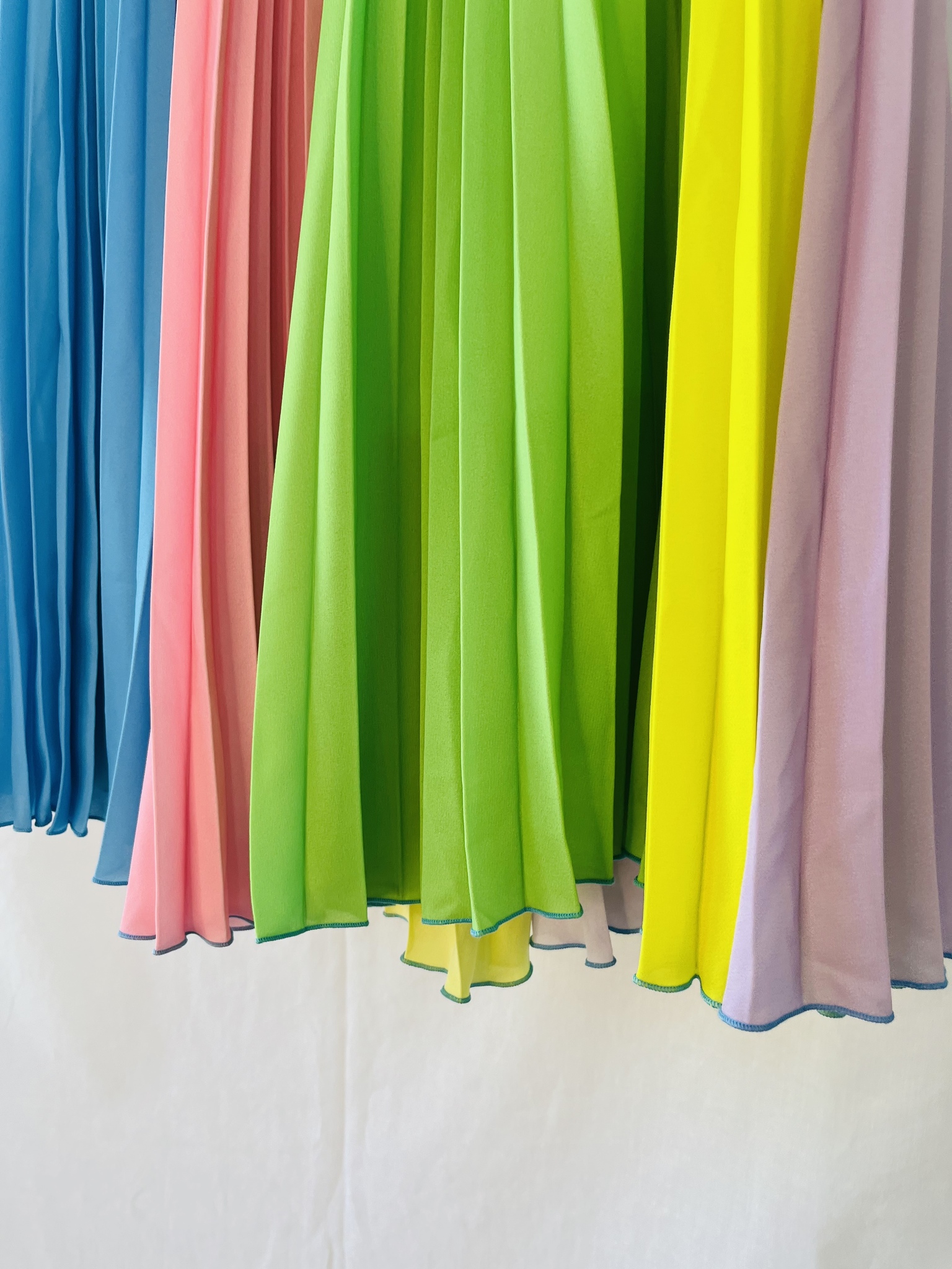 Färgglad plisserad kjol