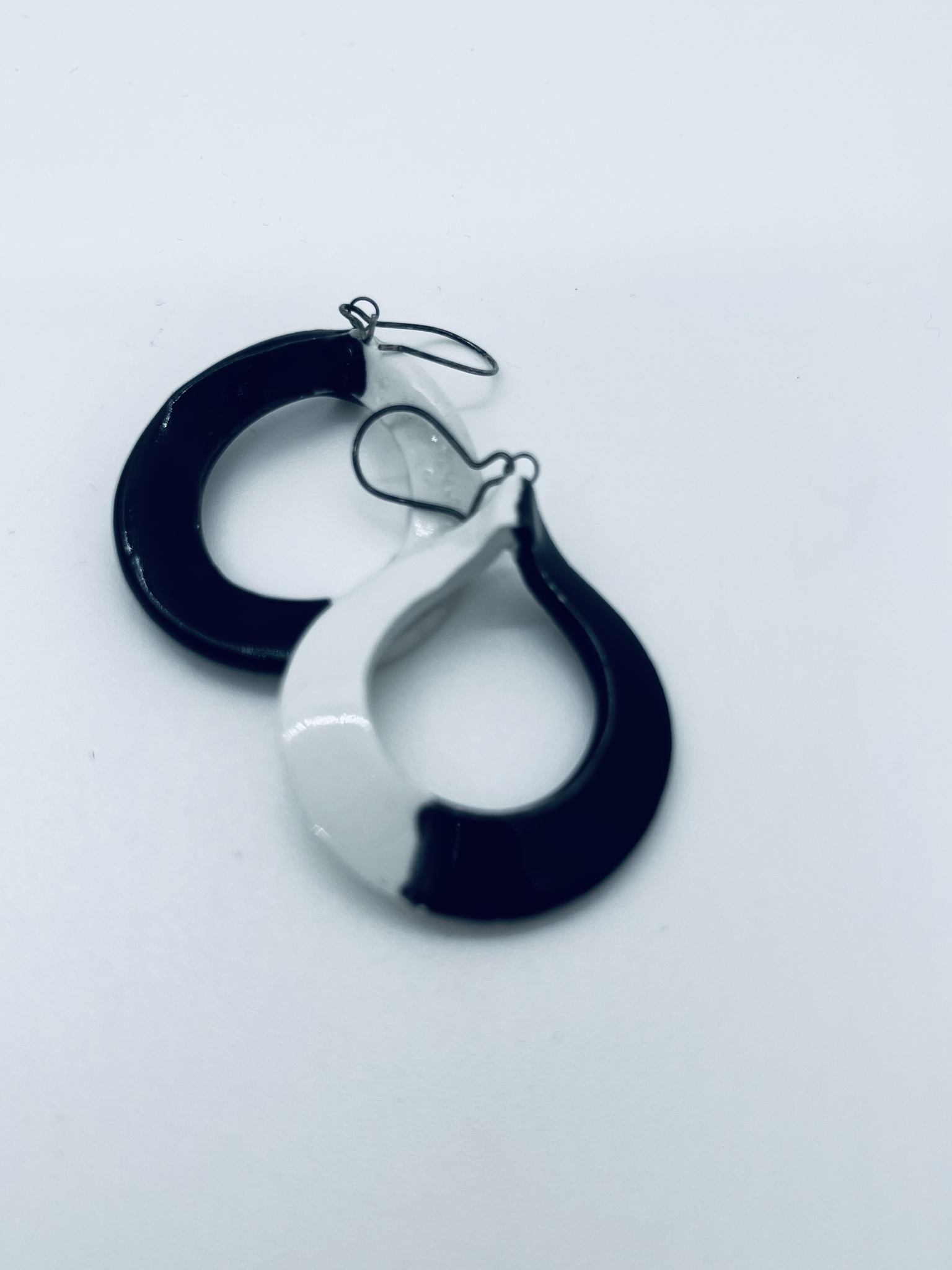 Halsband och örhängen i svart-vitt
