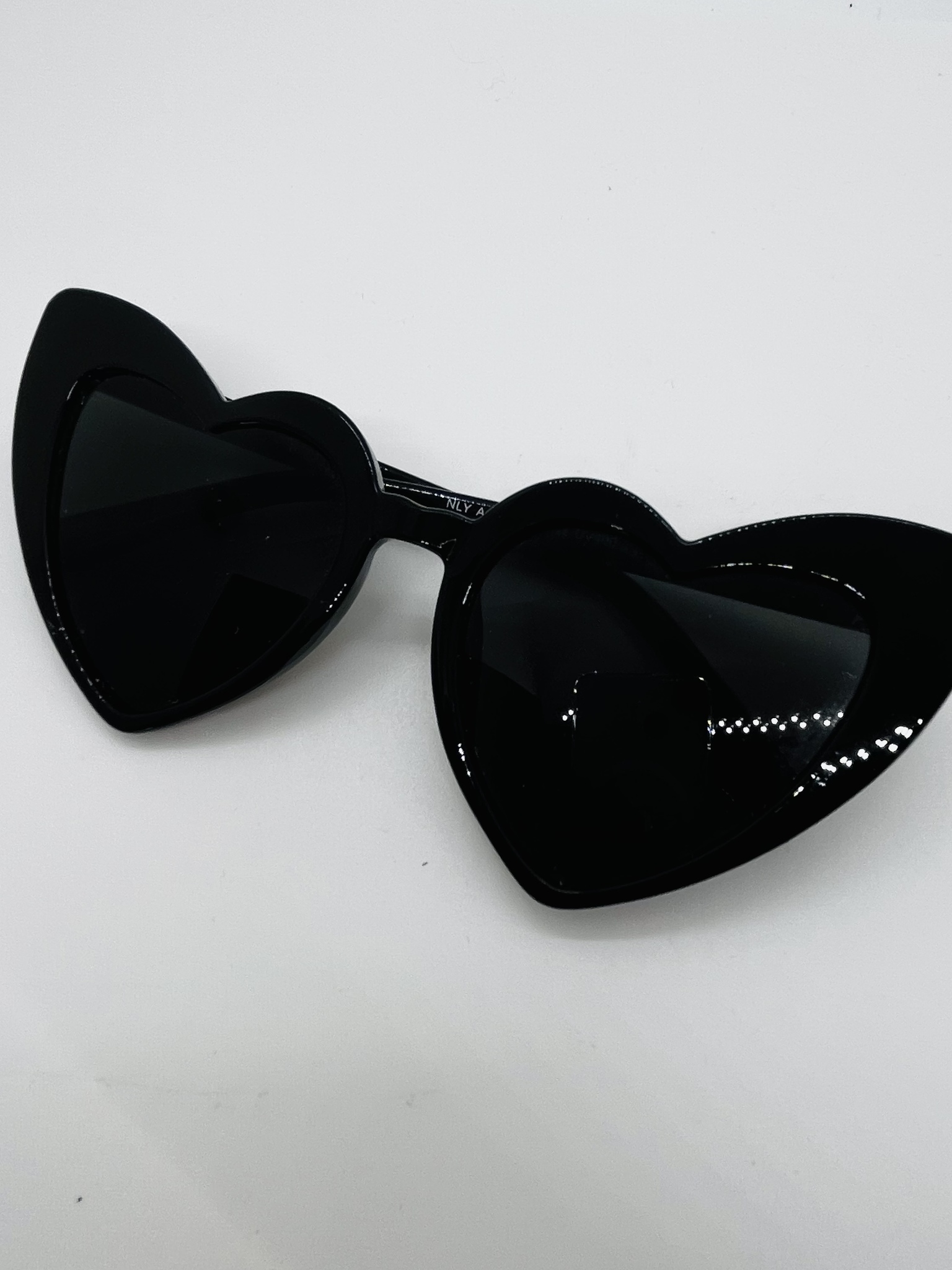 Hjärtformade svarta solglasögon