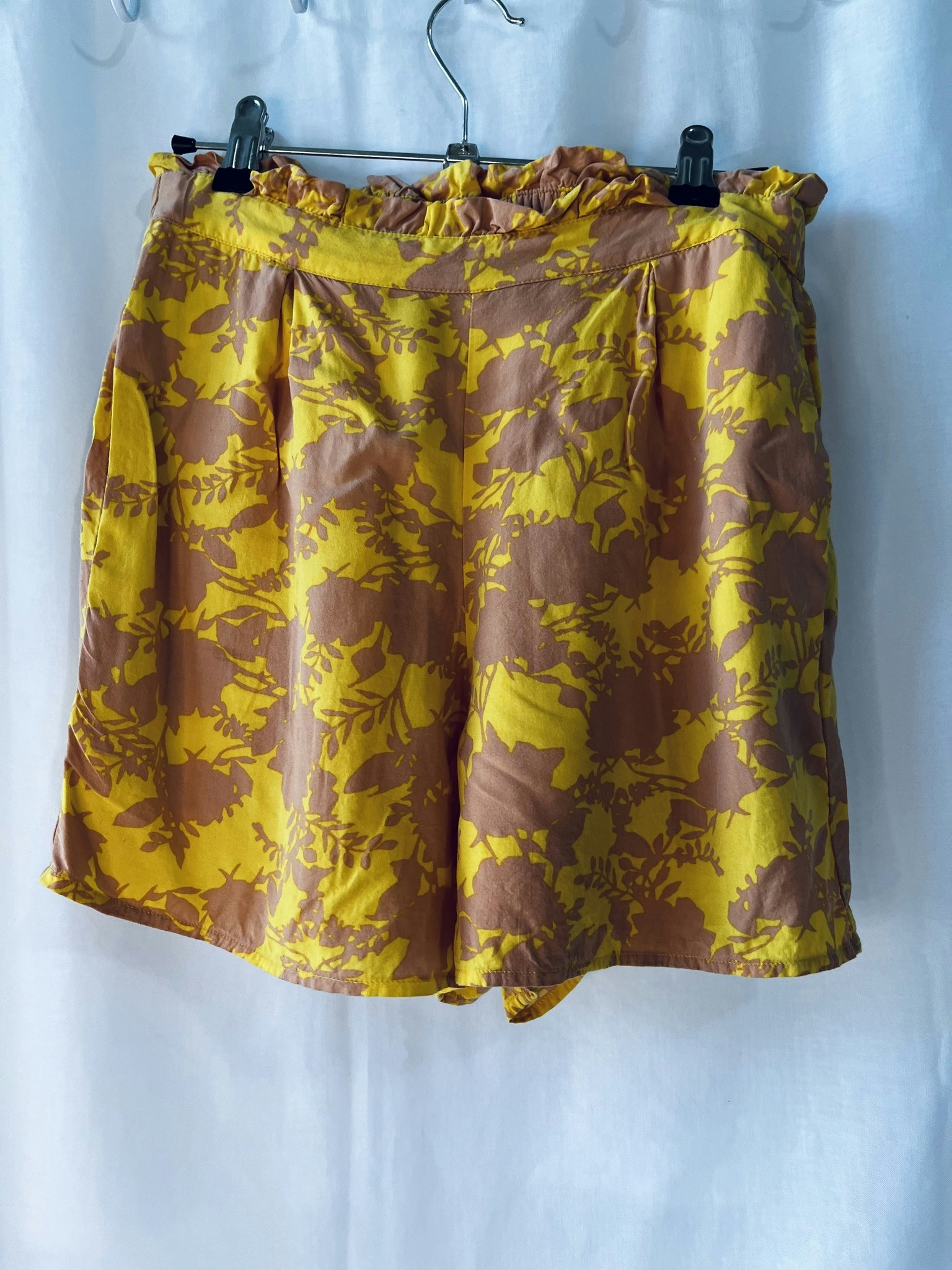 Mönstrade gula shorts