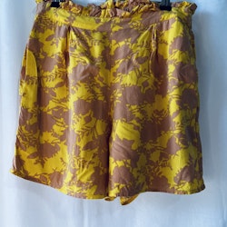 Mönstrade gula shorts