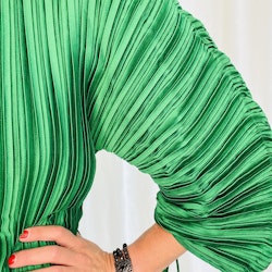 Grön, plisserad klänning