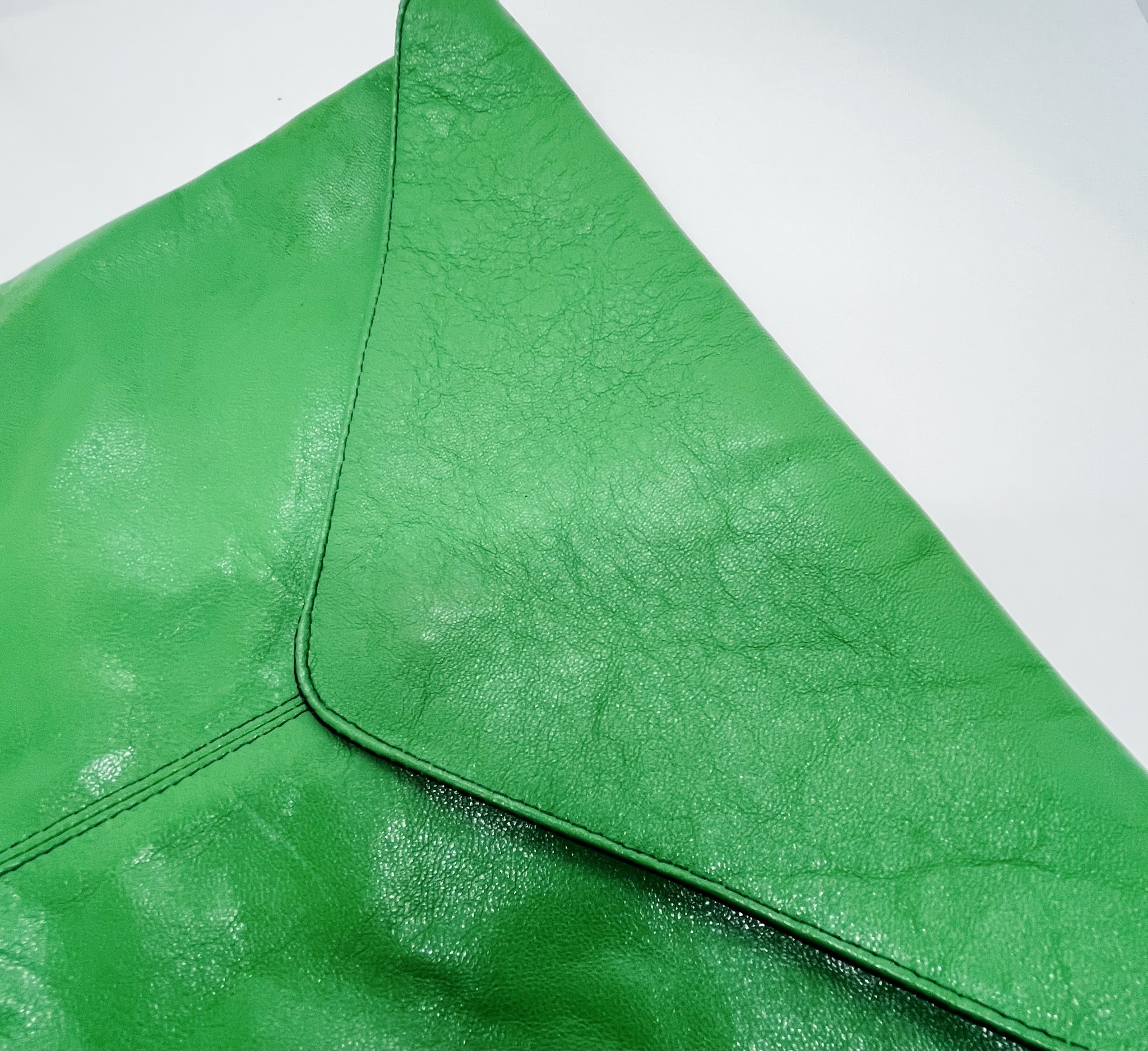 Grön kuvertväska i skinn