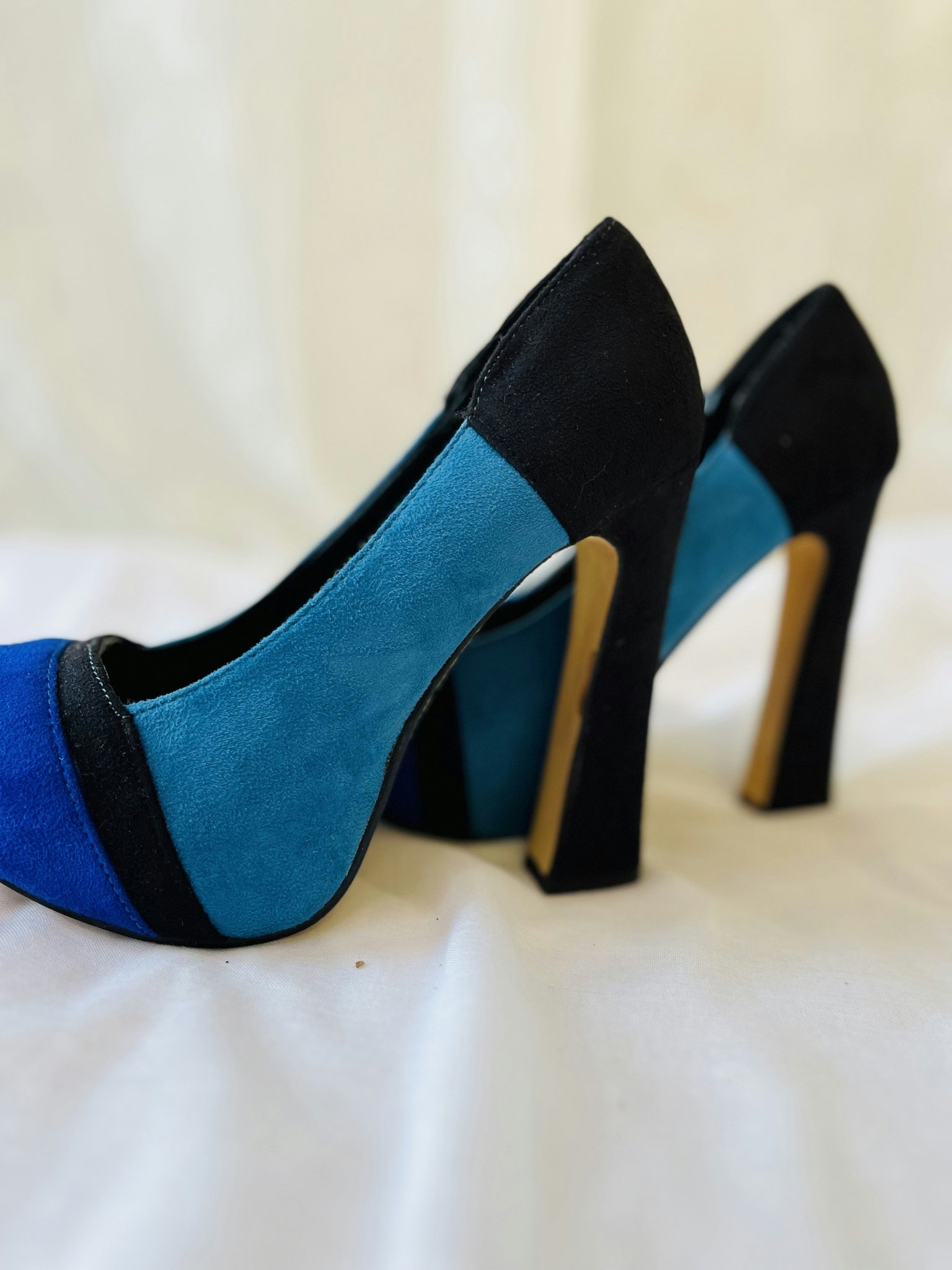 Blockfärgade pumps