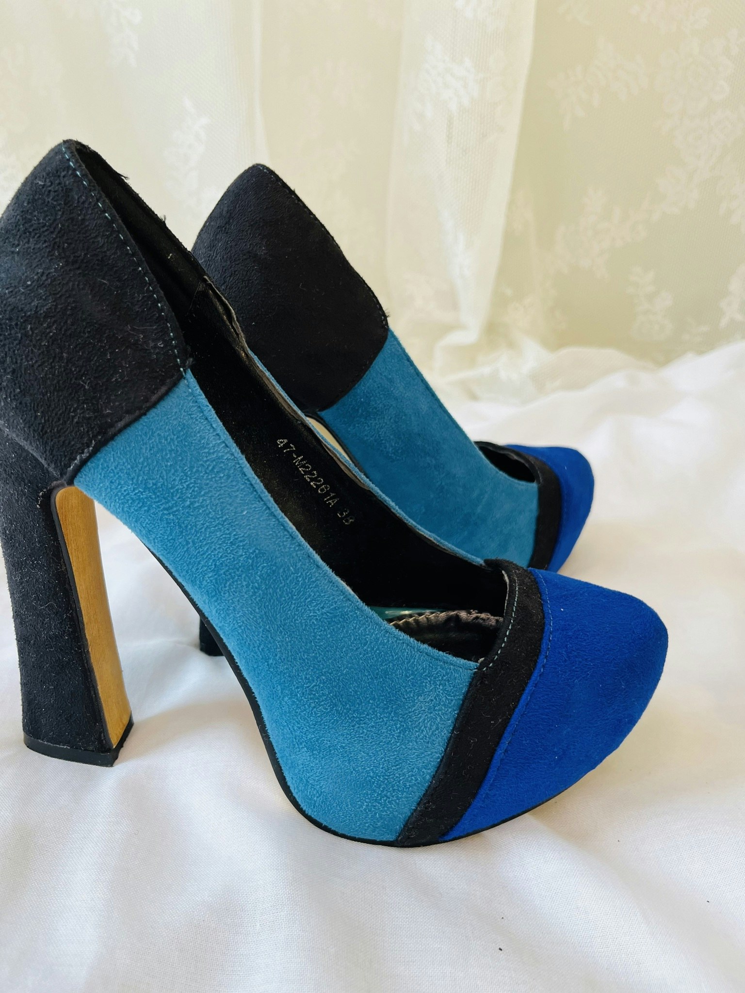 Blockfärgade pumps
