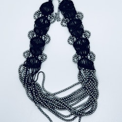 Halsband med makramé och pärlor