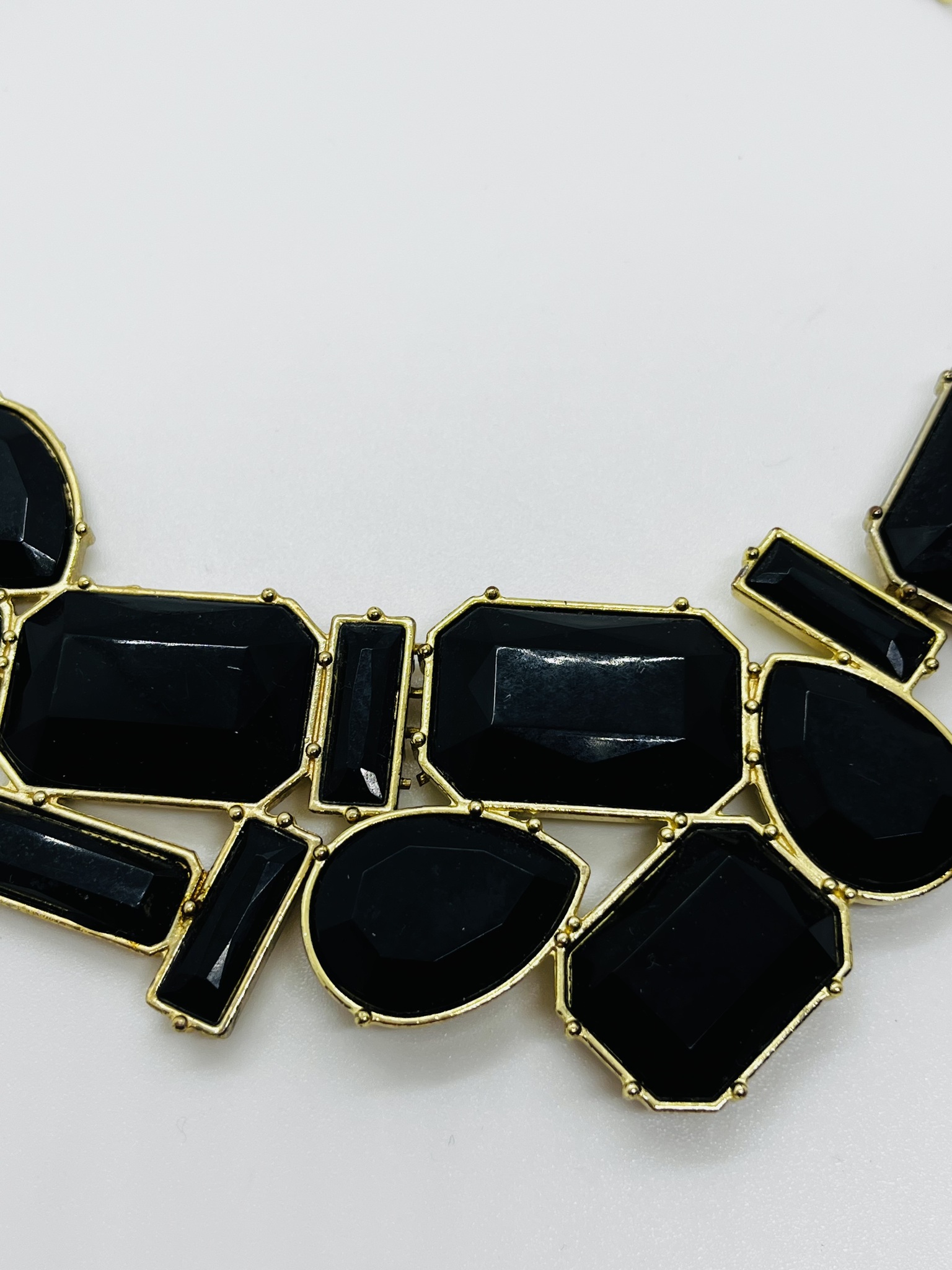 Halsband med svarta stenar